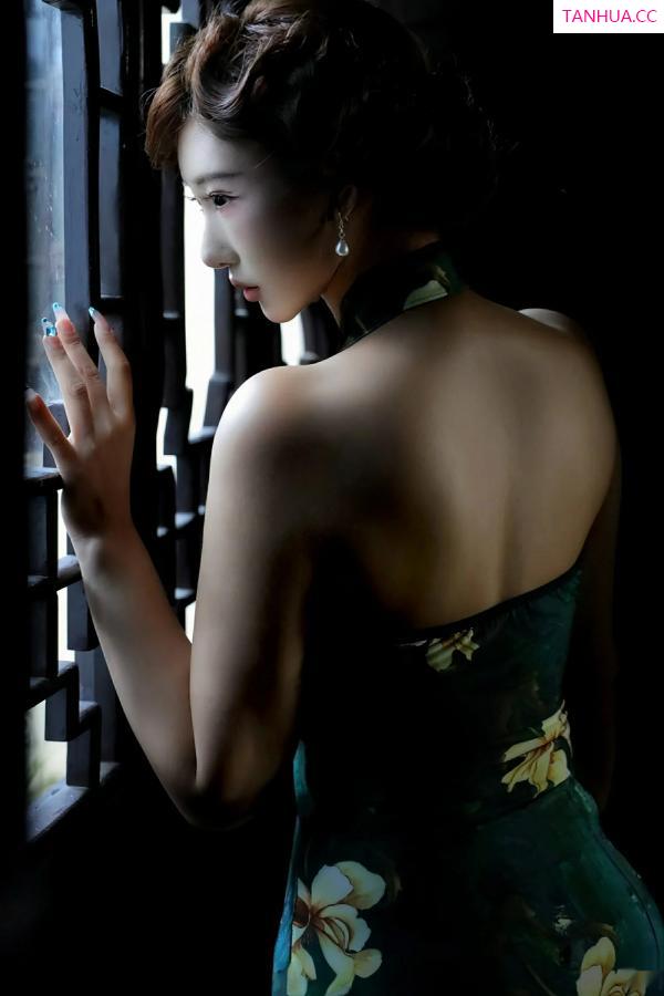   [XiuRen]高清写真图 2025.09.26 No.10815 金允希Yuki 绿色旗袍第32张图片